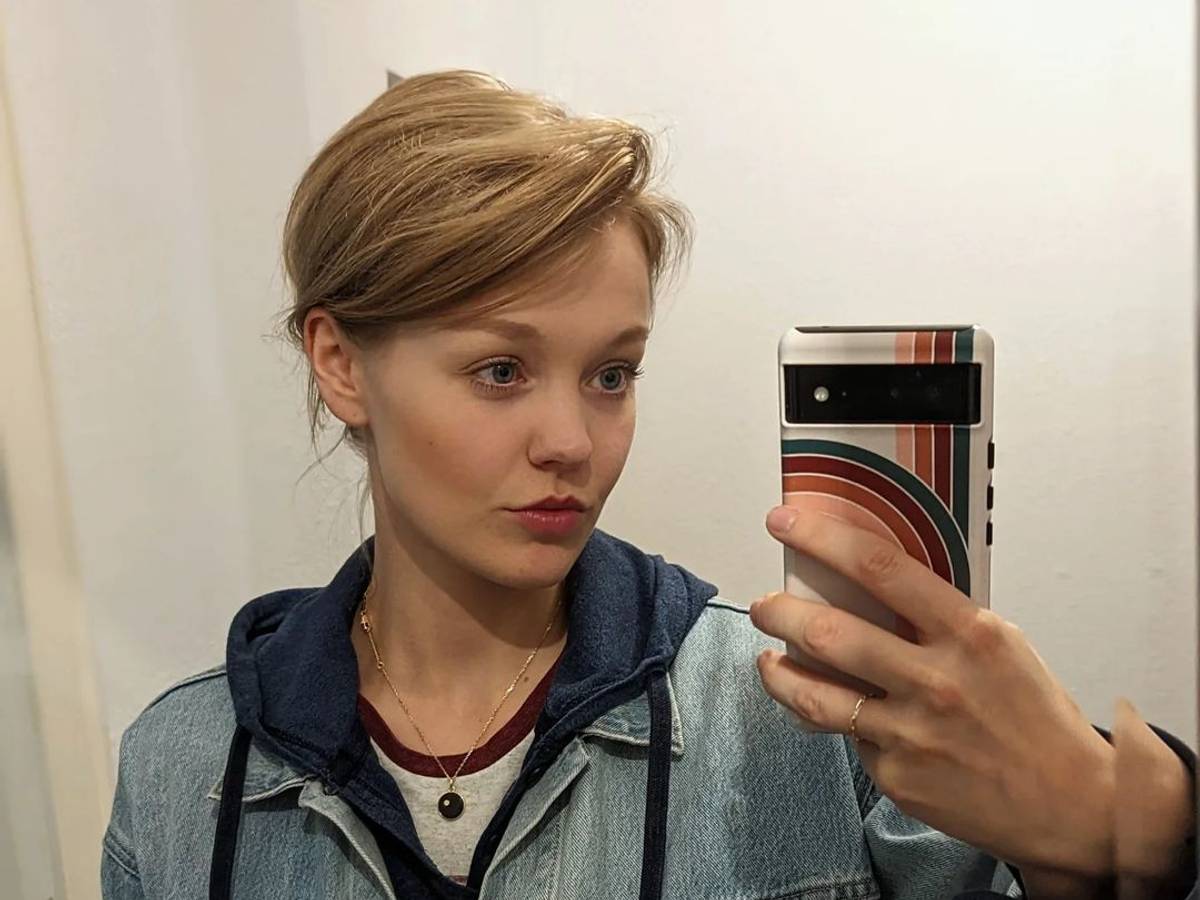 Johanna posiert für ein Spiegelselfie.