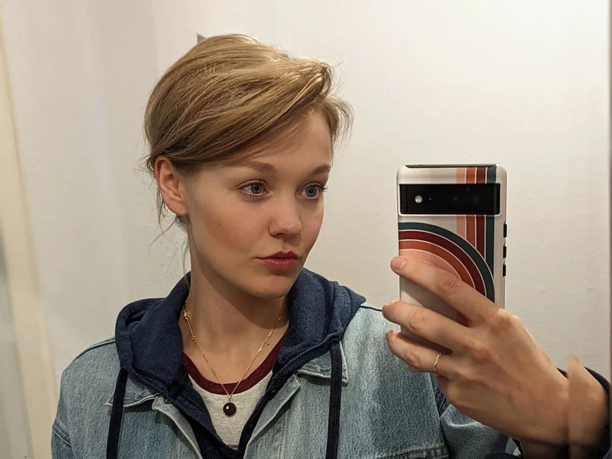 Johanna posiert für ein Spiegelselfie.