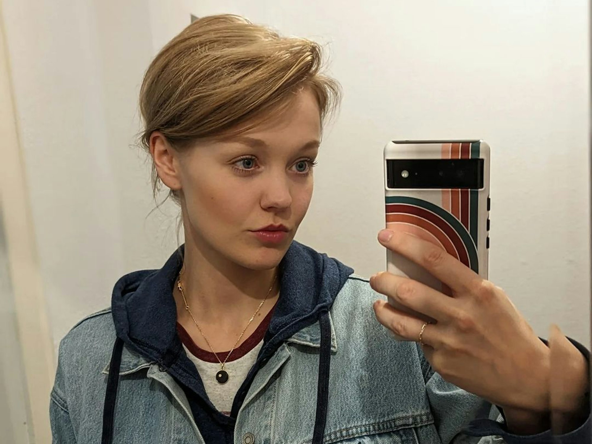 Johanna posiert für ein Spiegelselfie.