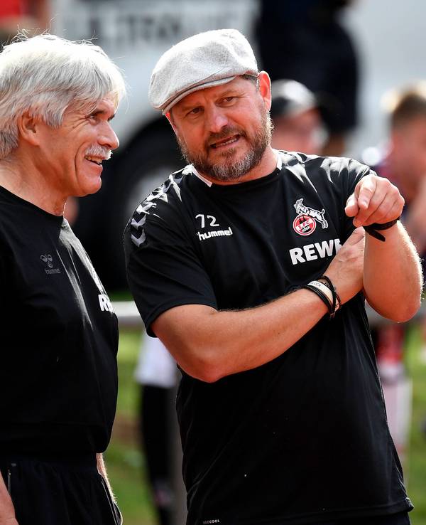 Peter Schäferhoff tauscht sich mit Steffen Baumgart aus.