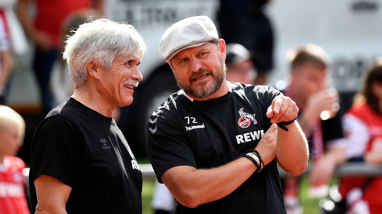 Peter Schäferhoff tauscht sich mit Steffen Baumgart aus.
