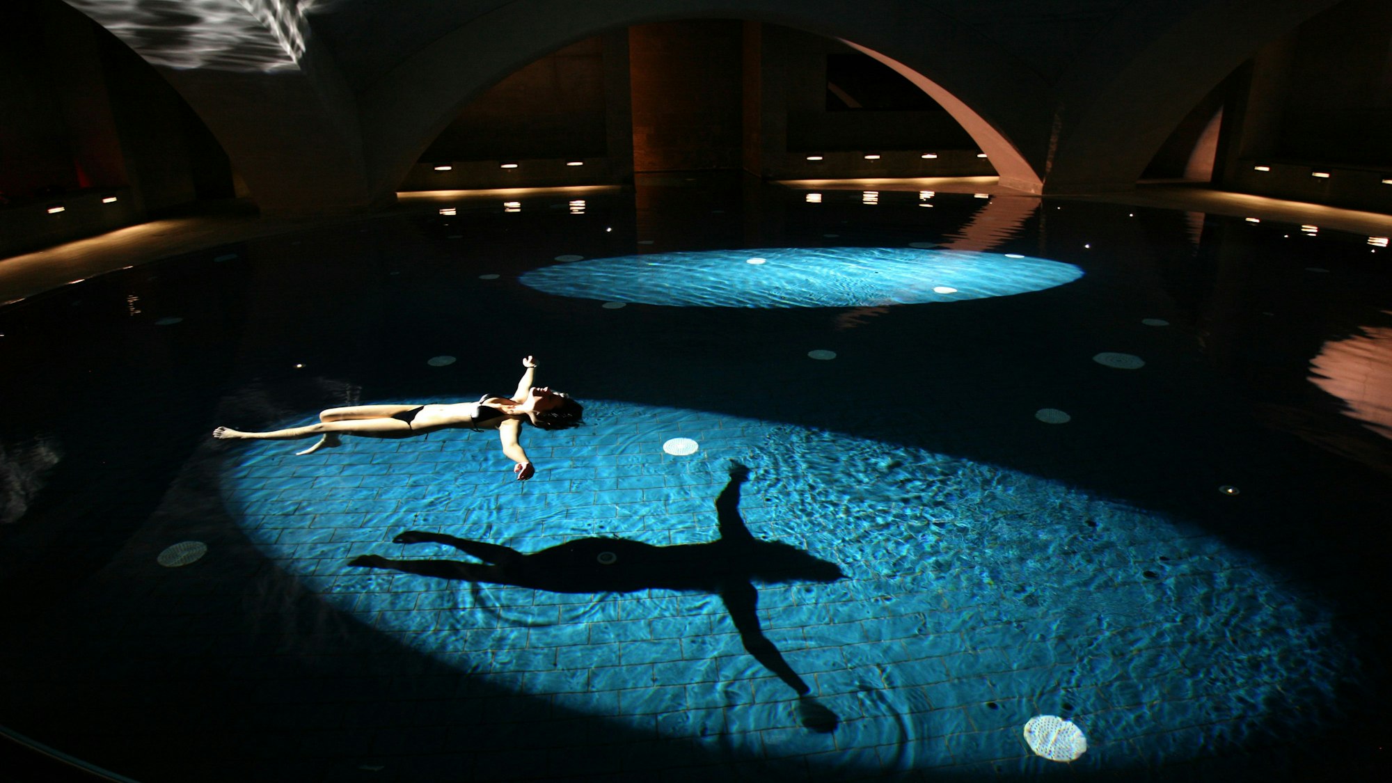 Die Schwerelosigkeit im Salzwasser-Pool des Liquidroms ist ein wahres Highlight.