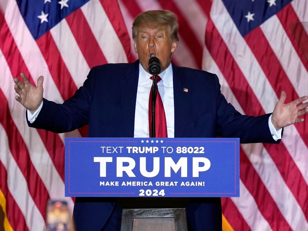 Donald Trump, ehemaliger US-Präsident, spricht in seinem Anwesen Mar-a-Lago. Der frühere US-Präsident Donald Trump will bei der Präsidentenwahl 2024 erneut für die Republikaner antreten.