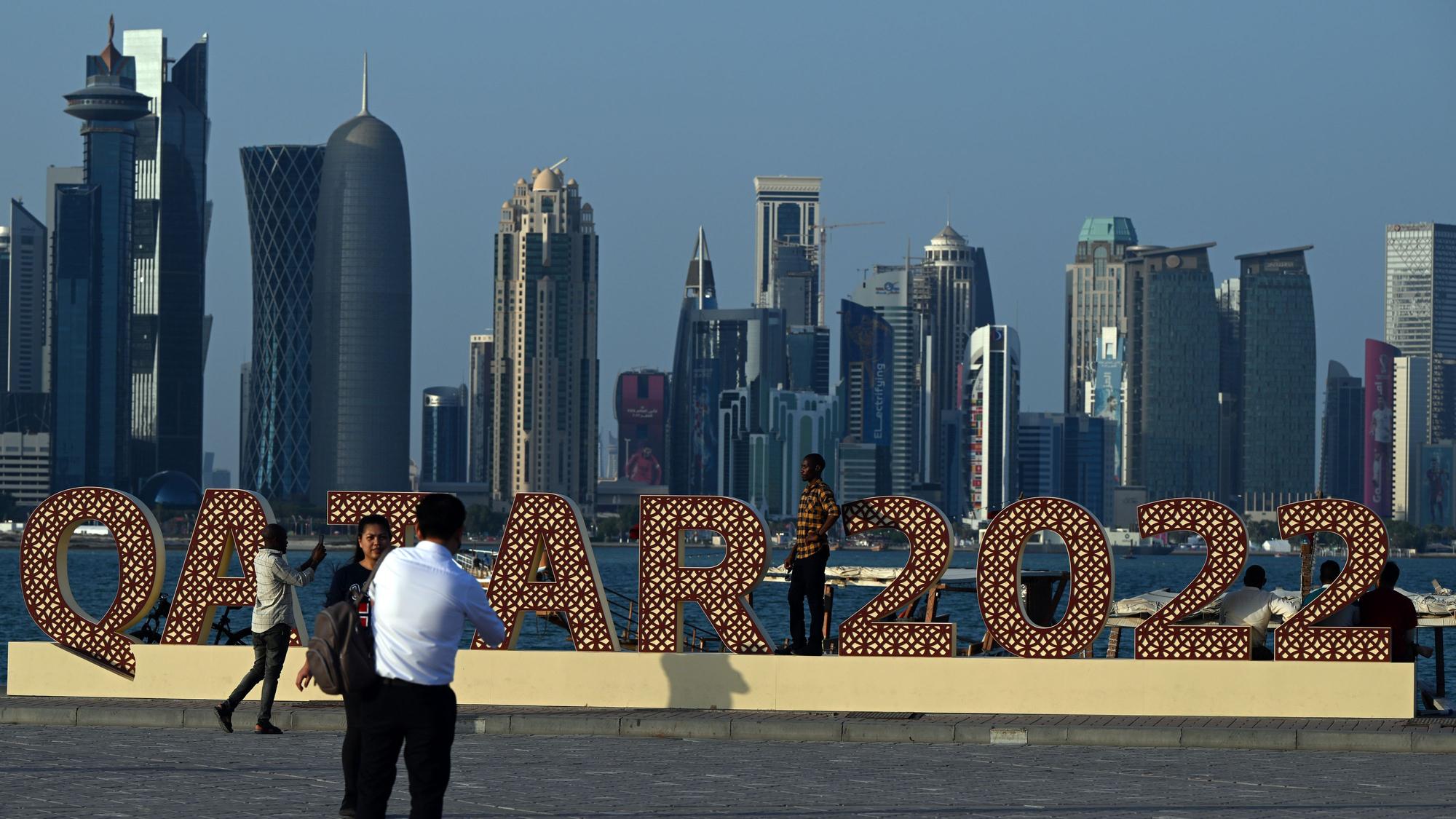 Die WM 2022 ist für Katar ein gewaltiges Highlight. Hier prangt der Schriftzug des Turniers vor der Skyline von Doha.