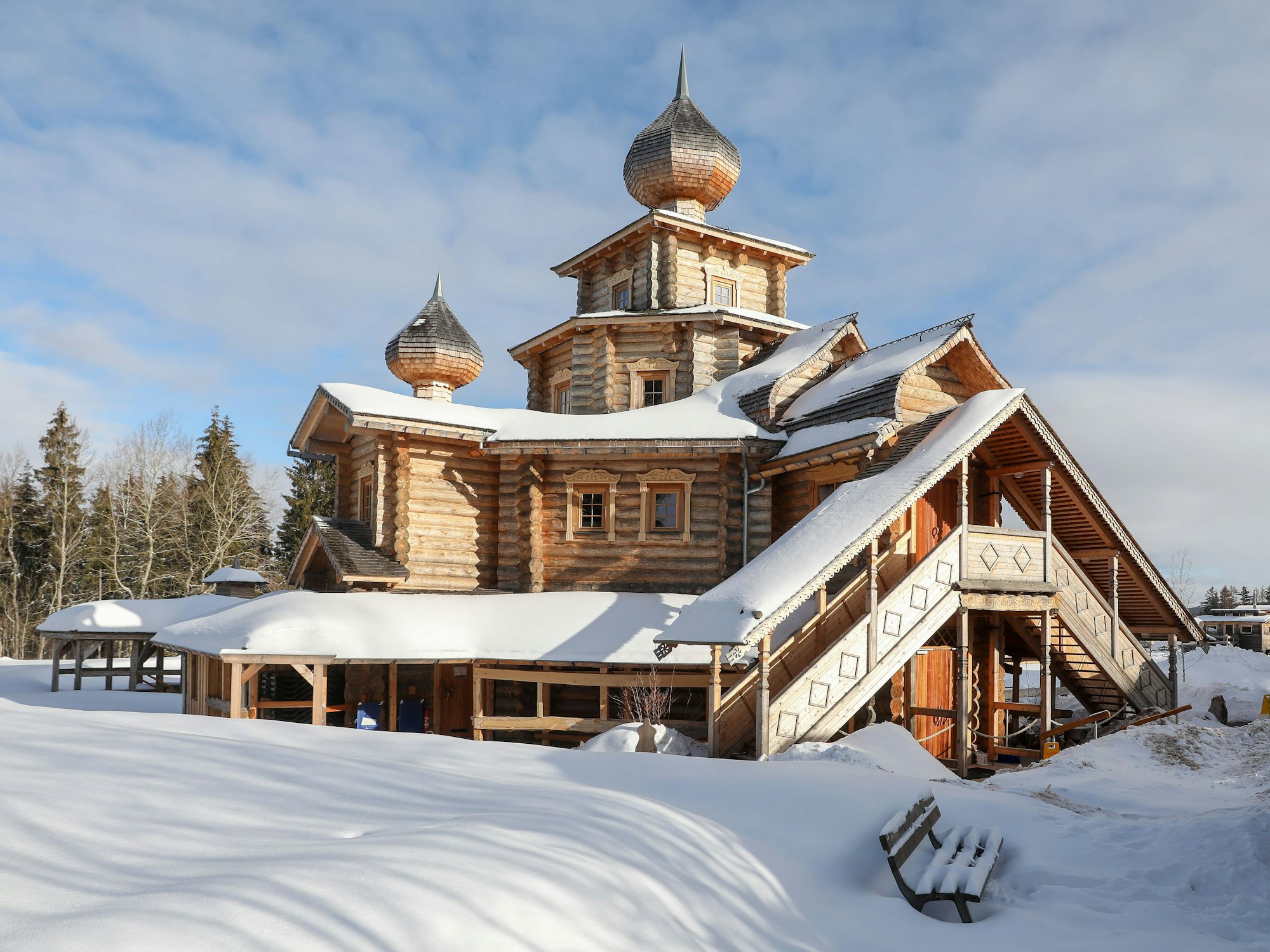 Thermen in Deutschland: Die Badegärten Eibenstock verzaubern mit einem authentisch russisch-karelischen Saunadorf.