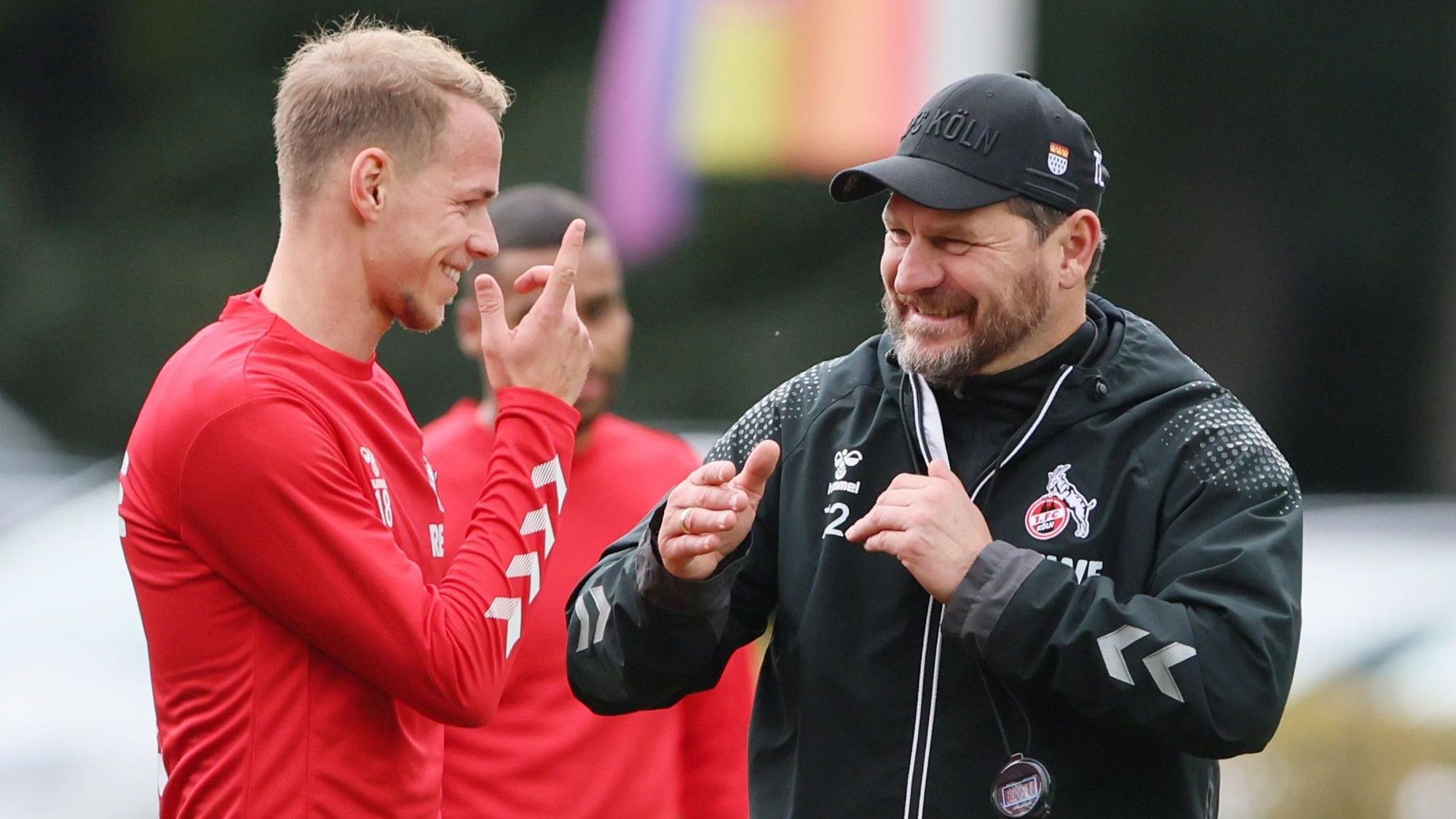 Ondrej Duda spricht am Geißbockheim mit Steffen Baumgart.