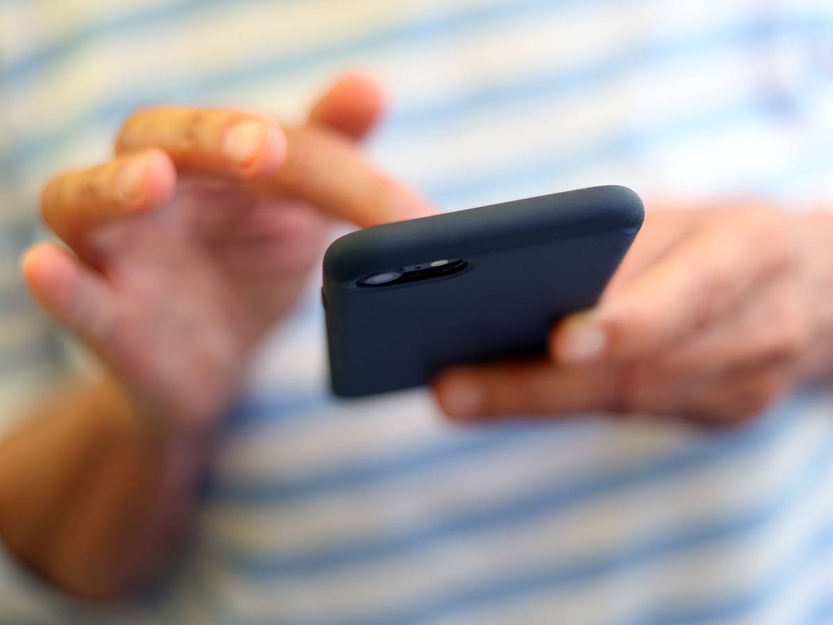Eine Frau tippt auf einem Smartphone. Wer mit seinem Smartphone viel schlechteres Internet bekommt als vertraglich vereinbart, soll zukünftig weniger zahlen müssen. (zu dpa «Mobilfunk-Minderungsrecht: Verbraucherzentrale will strengere Regeln») +++ dpa-Bildfunk +++