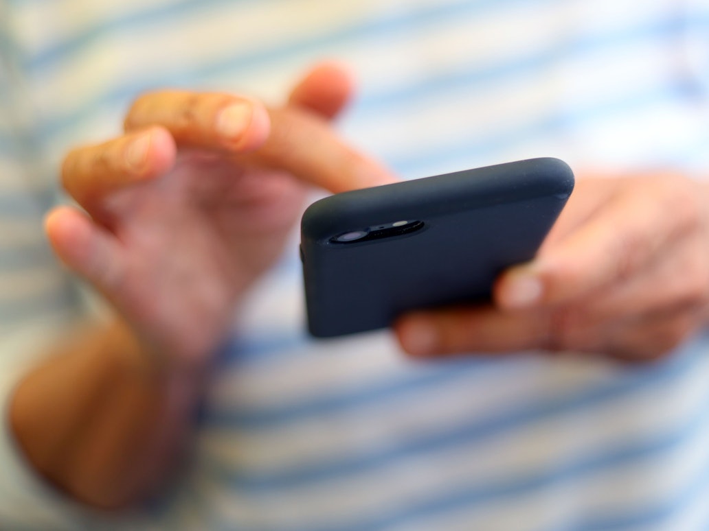 Eine Frau tippt auf einem Smartphone. Wer mit seinem Smartphone viel schlechteres Internet bekommt als vertraglich vereinbart, soll zukünftig weniger zahlen müssen. (zu dpa «Mobilfunk-Minderungsrecht: Verbraucherzentrale will strengere Regeln») +++ dpa-Bildfunk +++