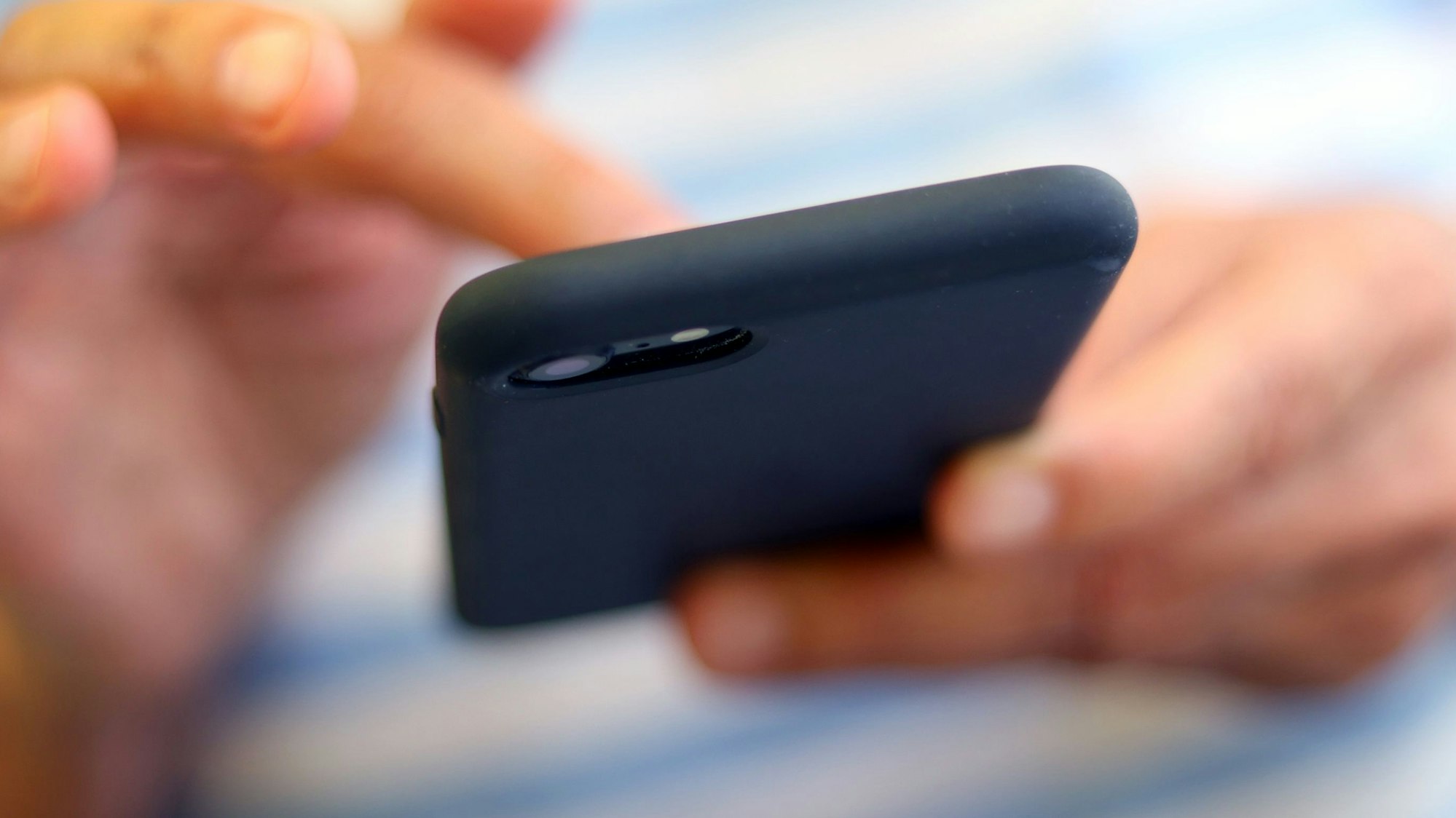 Eine Frau tippt auf einem Smartphone. Wer mit seinem Smartphone viel schlechteres Internet bekommt als vertraglich vereinbart, soll zukünftig weniger zahlen müssen. (zu dpa «Mobilfunk-Minderungsrecht: Verbraucherzentrale will strengere Regeln») +++ dpa-Bildfunk +++