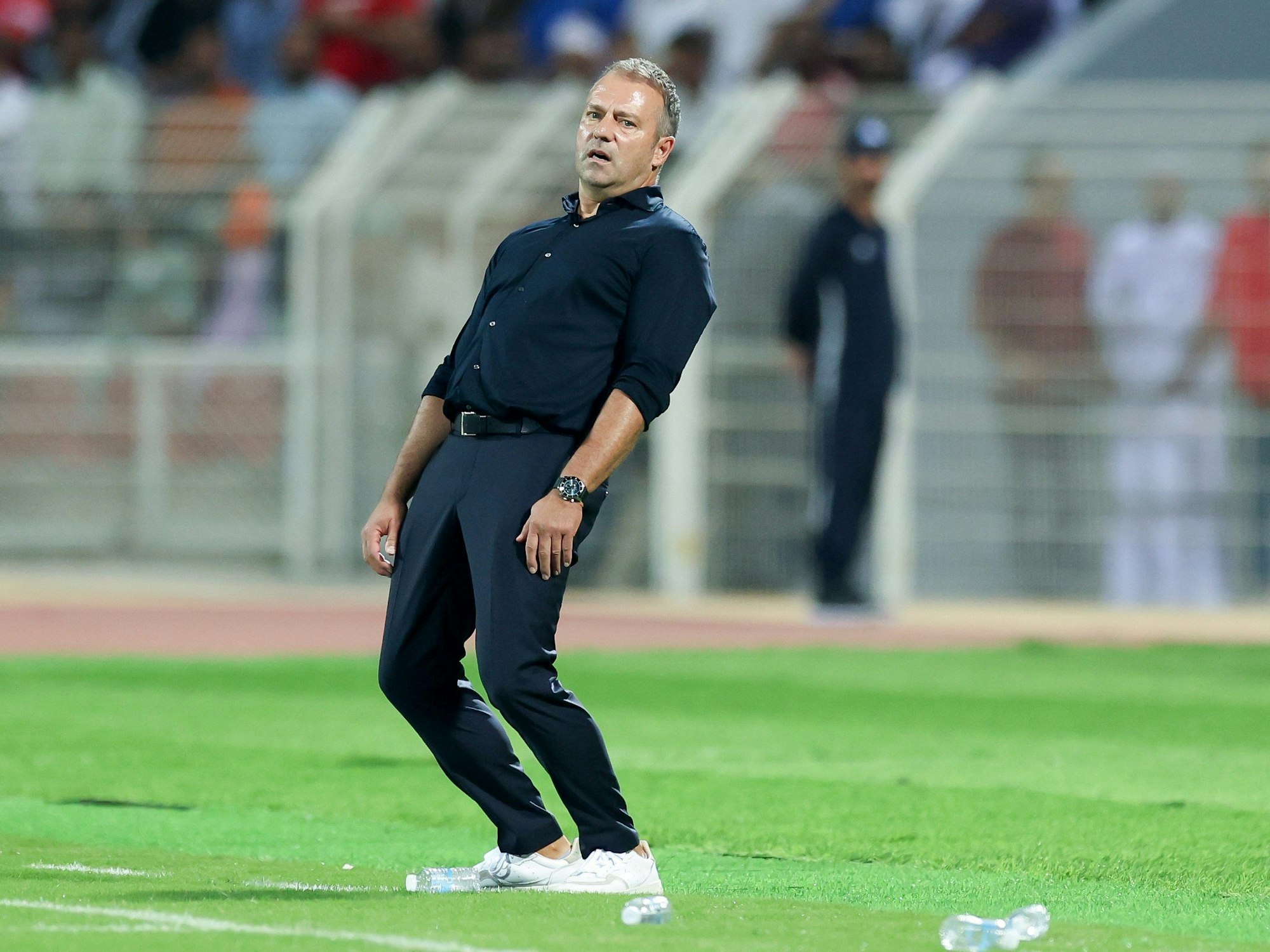 Bundestrainer Hansi Flick verfolgt am Spielfeldrand das Spielgeschehen.