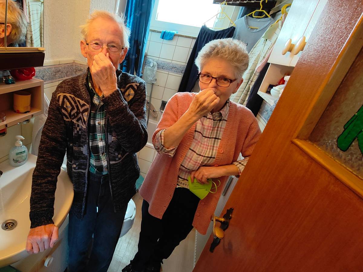 Heidi und Helmut Röseler aus Holweide halten sich die Nasen zu. Denn in ihrer Wohnung riecht es nach Chlor.