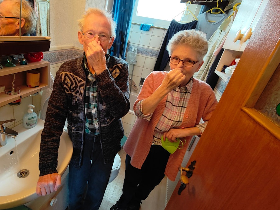 Heidi und Helmut Röseler aus Holweide halten sich die Nasen zu. Denn in ihrer Wohnung riecht es nach Chlor.