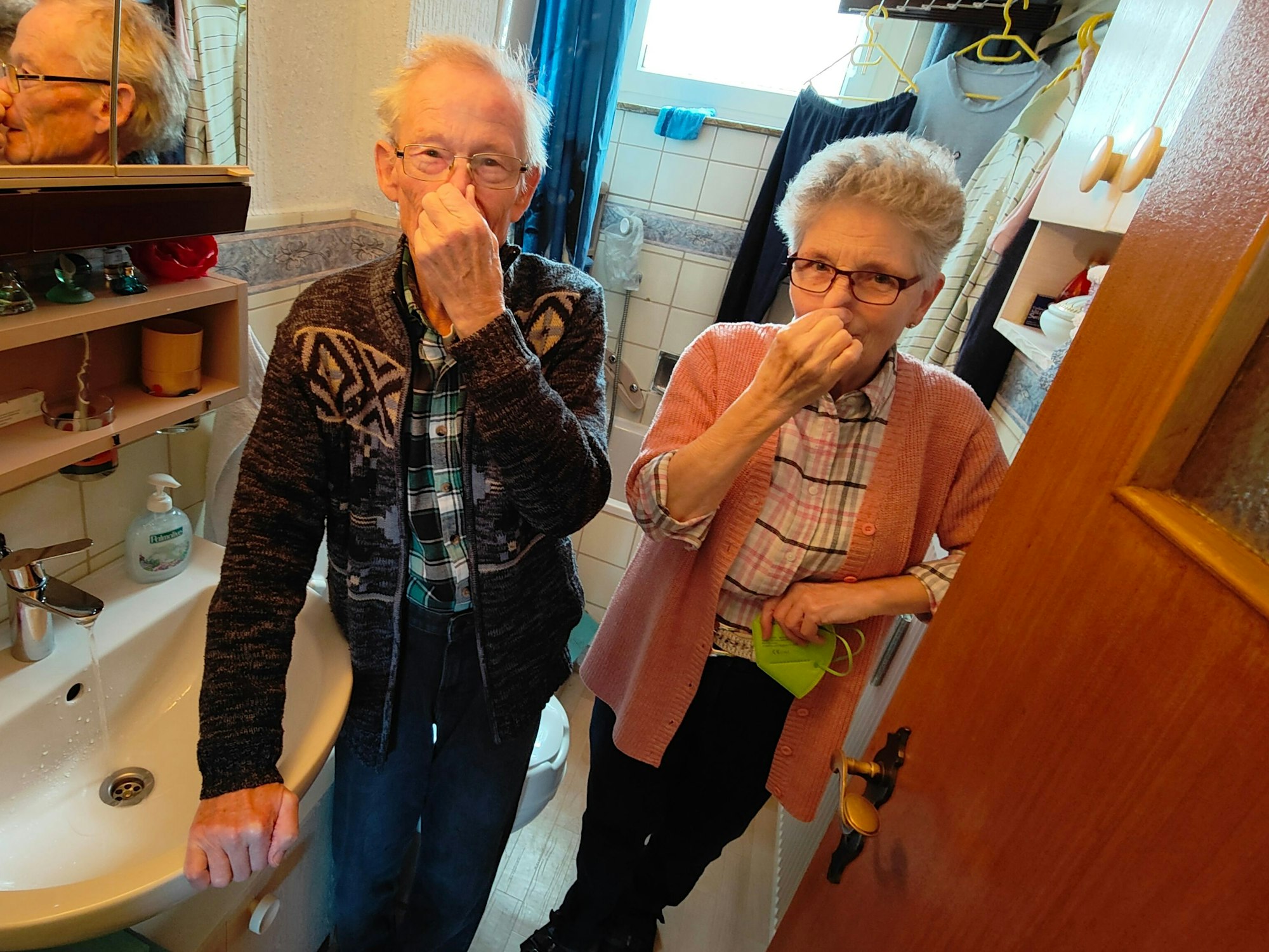 Heidi und Helmut Röseler aus Holweide halten sich die Nasen zu. Denn in ihrer Wohnung riecht es nach Chlor.
