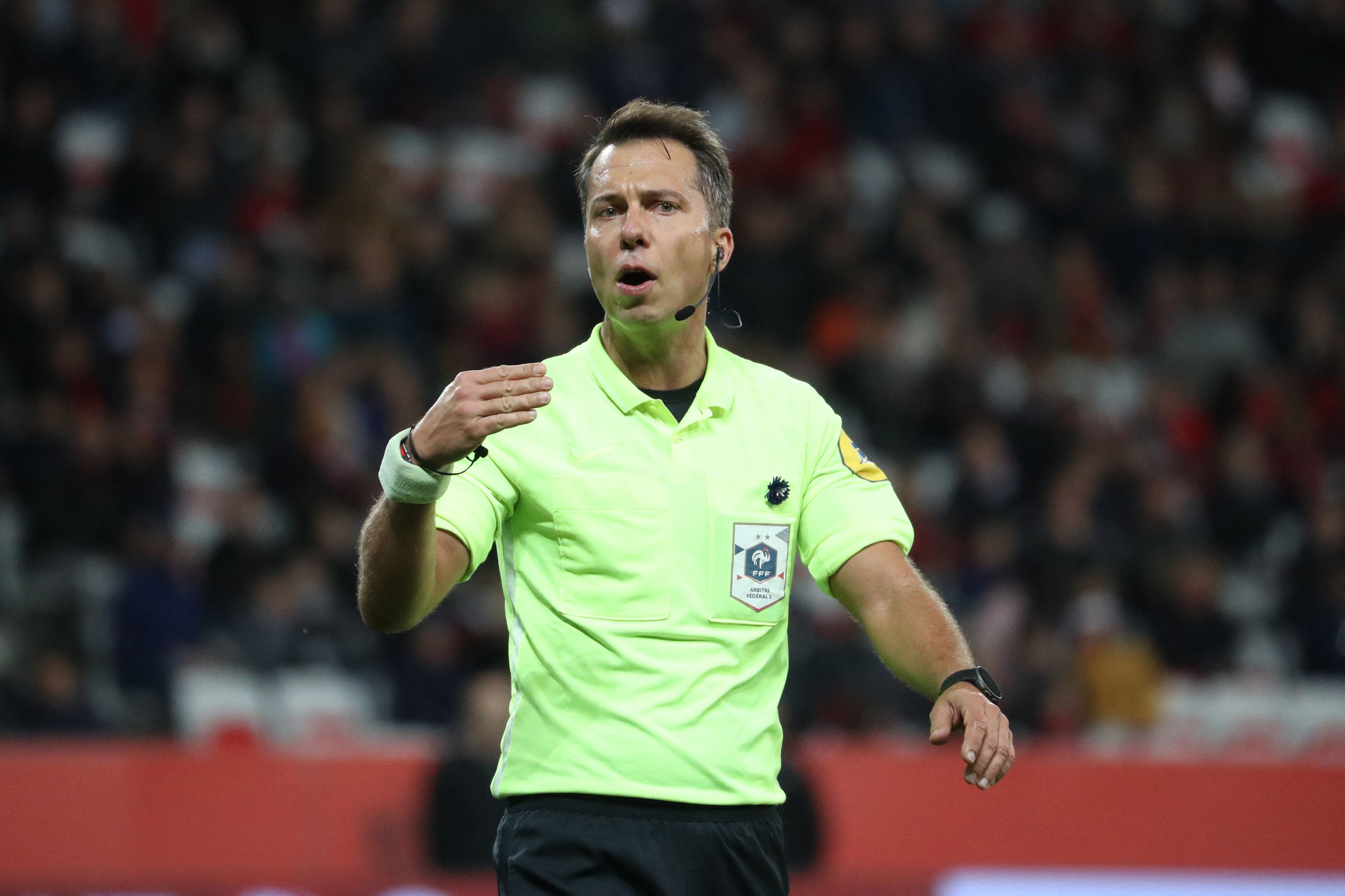 Johan Hamel gestikuliert beim Spiel zwischen OGC Nizza und Girondins Bordeaux. Im Alter von nur 42 Jahren ist der Schiedsrichter überraschend gestorben.