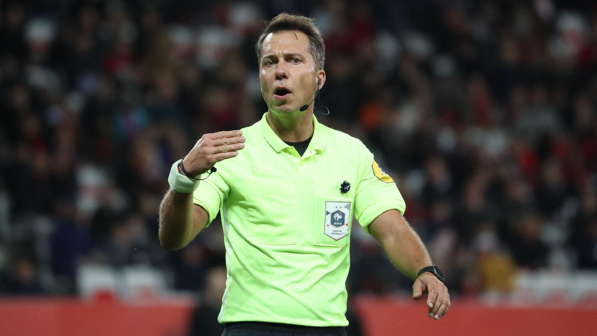 Johan Hamel gestikuliert beim Spiel zwischen OGC Nizza und Girondins Bordeaux. Im Alter von nur 42 Jahren ist der Schiedsrichter überraschend gestorben.