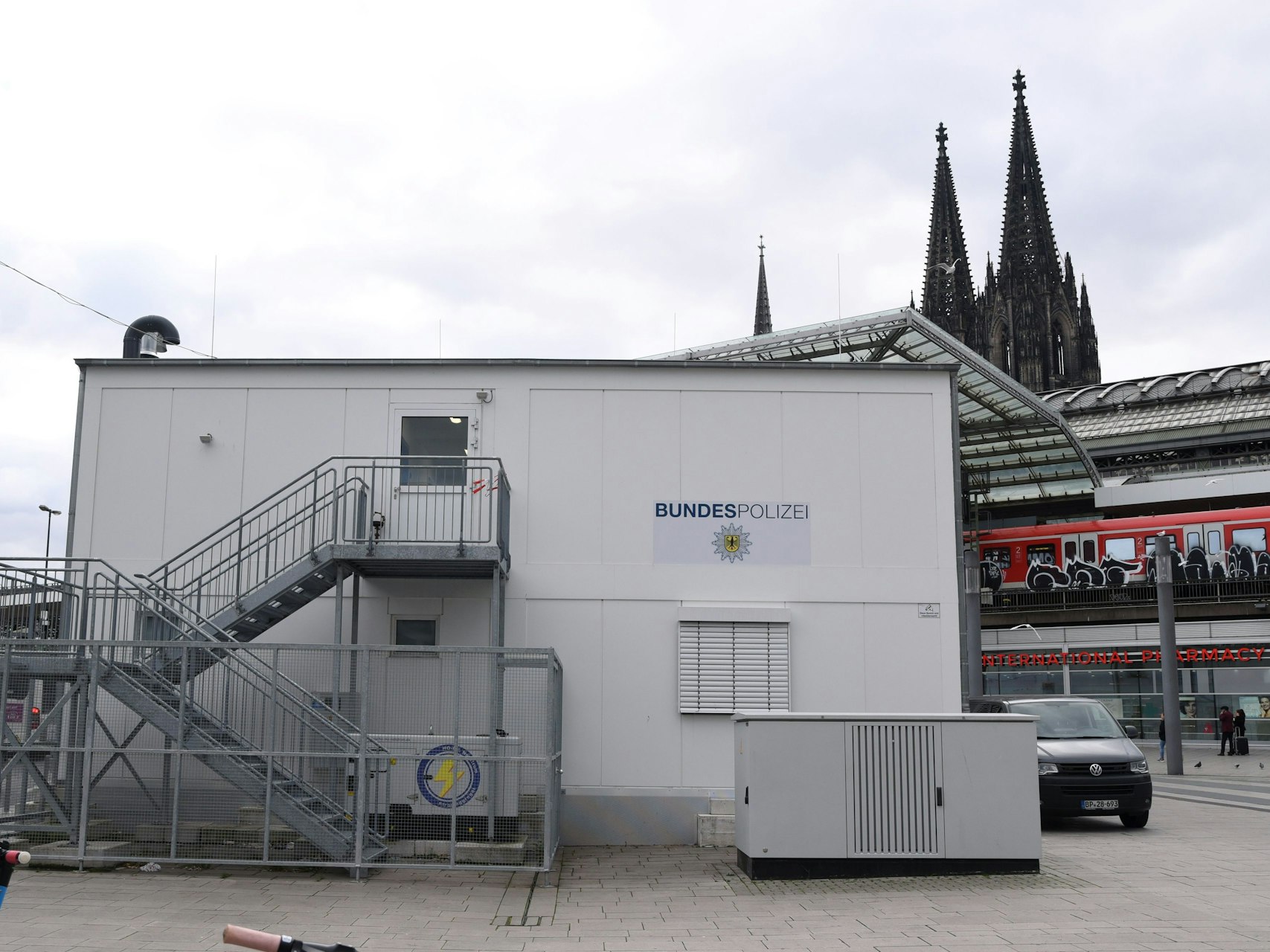 Die Containerbüros der Bundespolizei auf dem Breslauer Platz.
