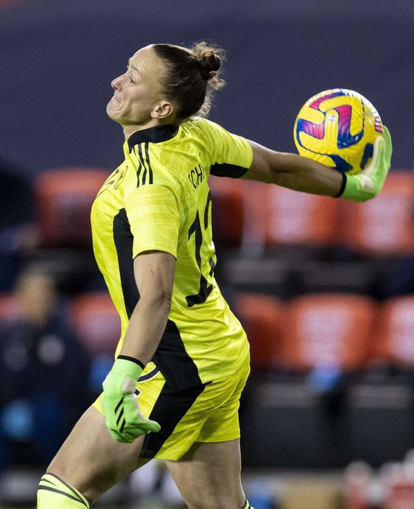 Almuth Schult wirft den Ball beim Frauen-Länderspiel von Deutschland gegen die USA ab