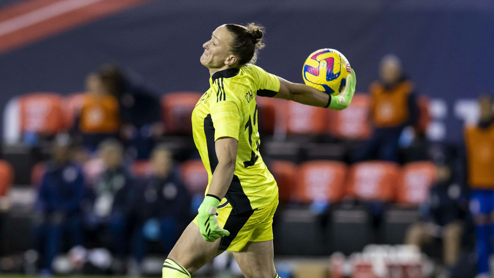 Almuth Schult wirft den Ball beim Frauen-Länderspiel von Deutschland gegen die USA ab