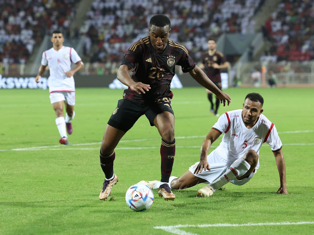 Youssoufa Moukoko im Zweikampf mit Juma Al-Habsi vom Oman.