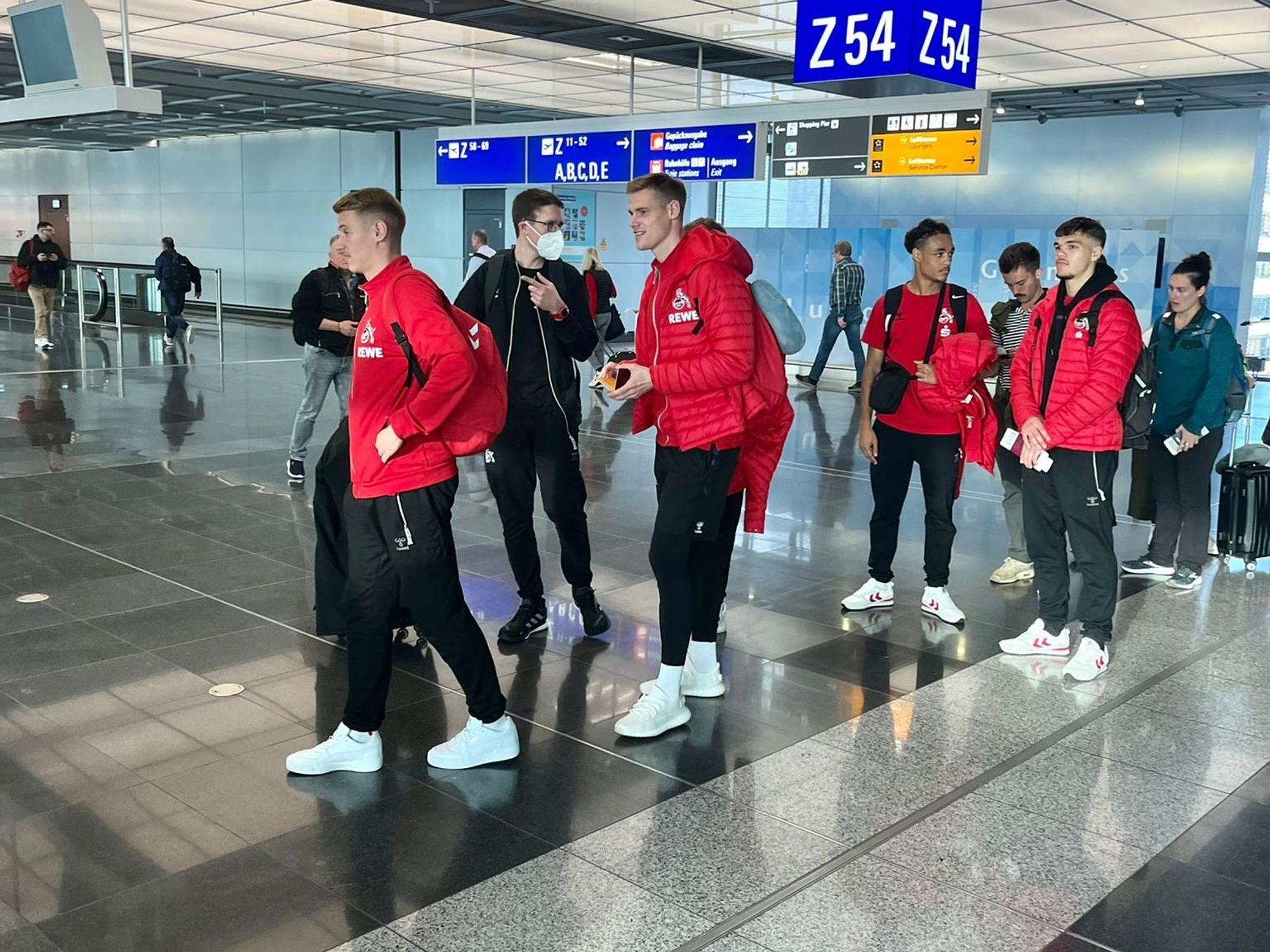 Joshua Schwirten und Steffen Tigges boarden am Frankfurter Flughafen.