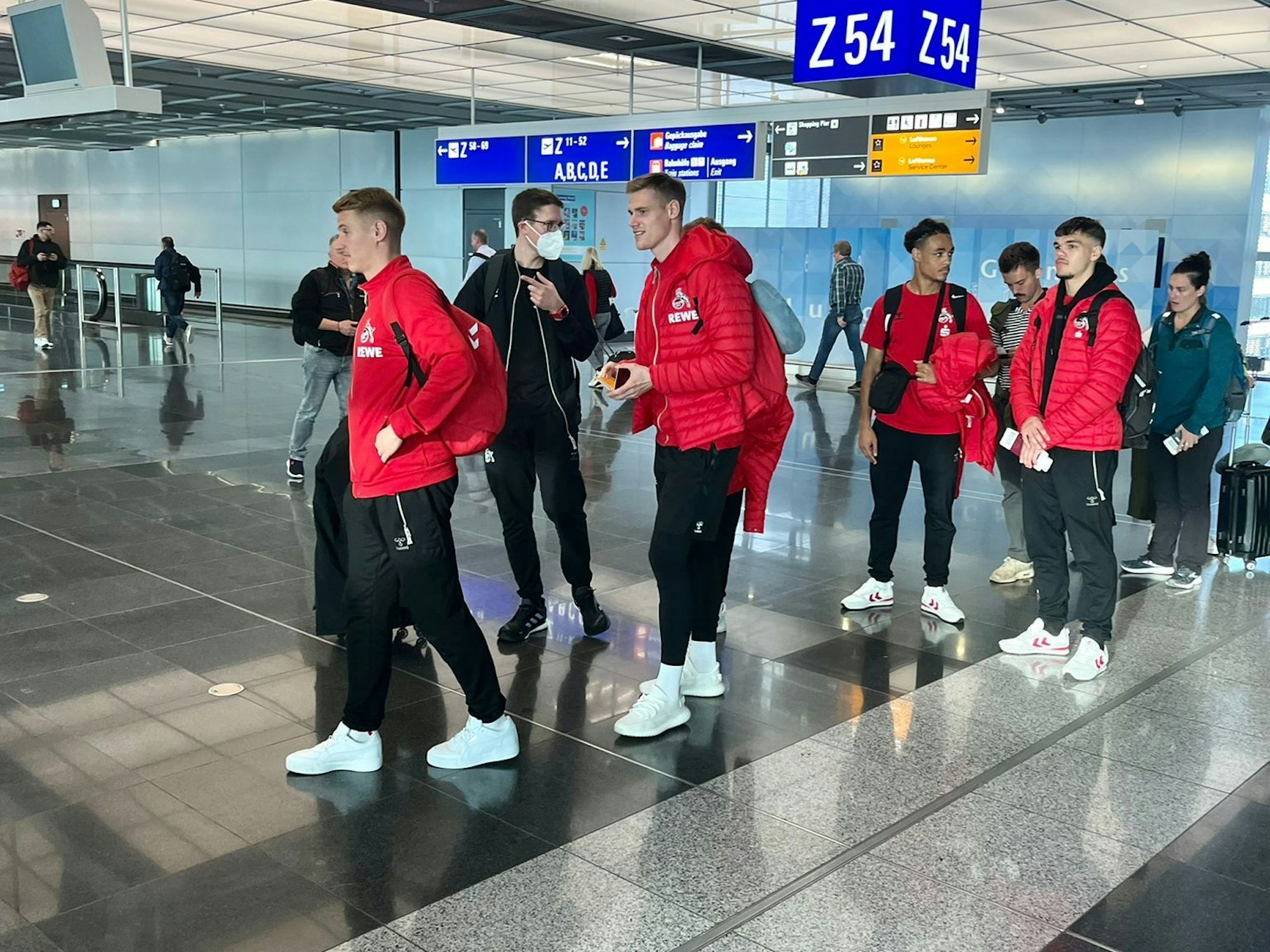 Joshua Schwirten und Steffen Tigges boarden am Frankfurter Flughafen.