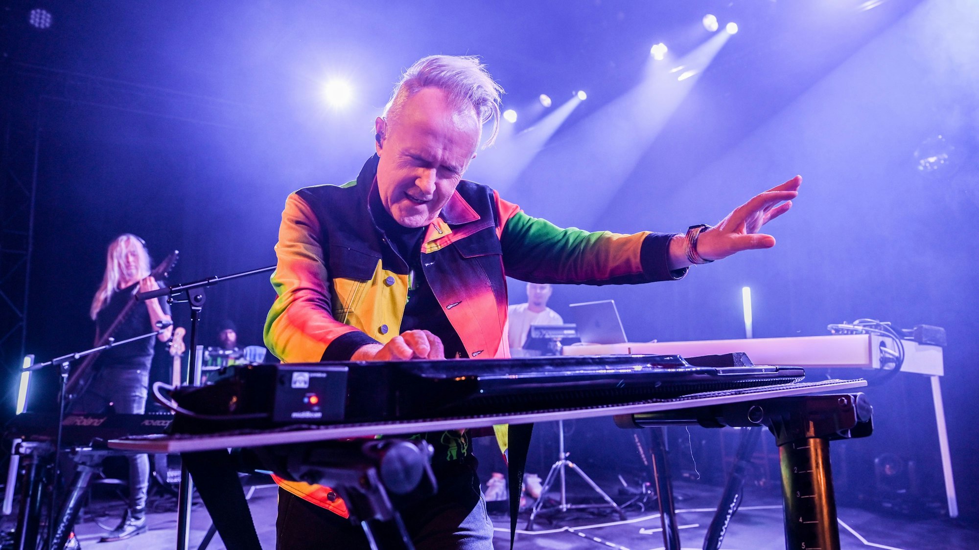 Der Musiker Howard Jones gibt ein Konzert in der Kantine.