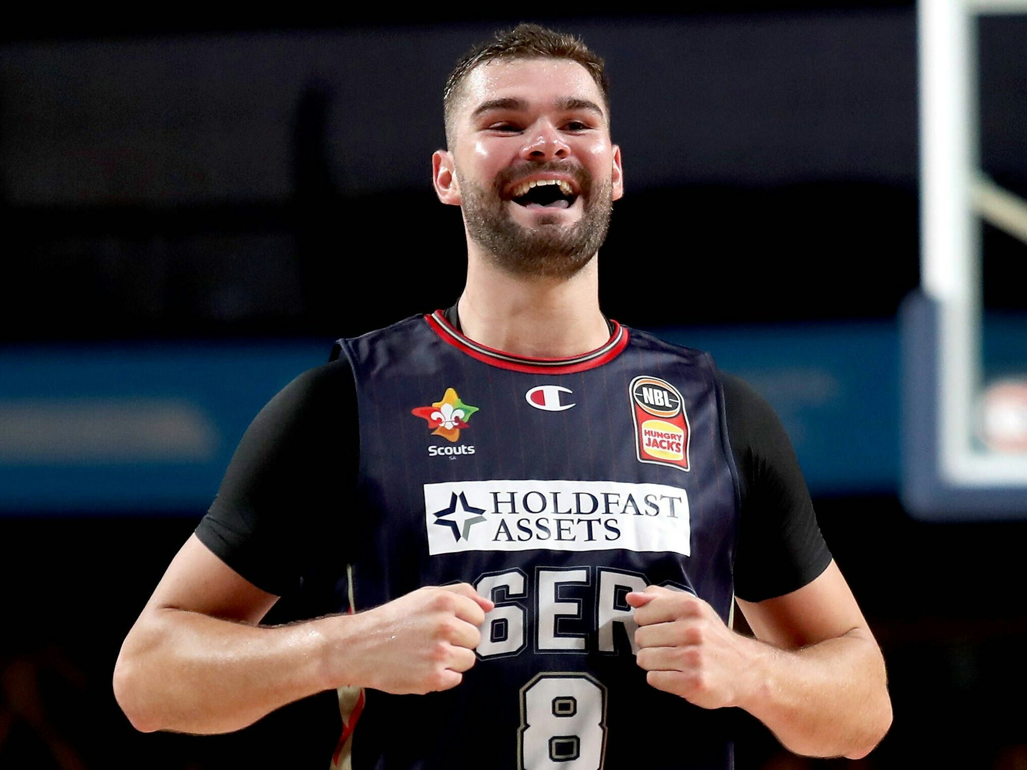 Isaac Humphries jubelt nach dem Spiel gegen die New Zealand Breakers.