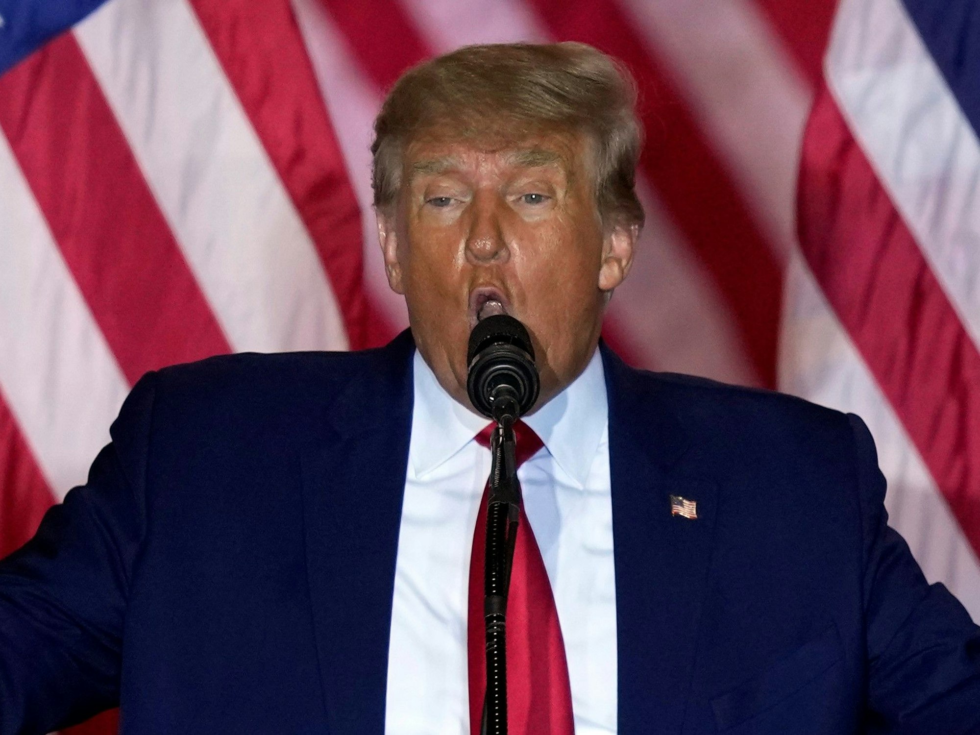 Donald Trump bei seiner Rede in Mar-a-Lago. Am Rande ging der Ex-Präsident auch auf Angela Merkel zu sprechen.