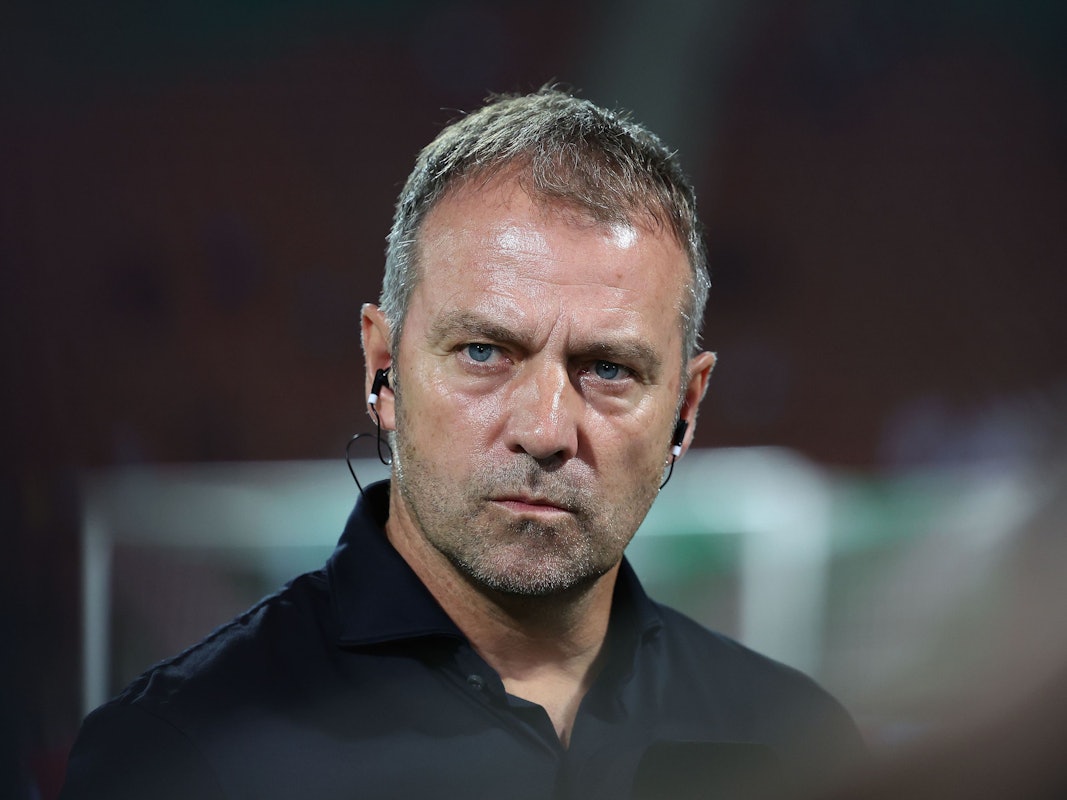 Hans-Dieter Flick gibt am Spielfeldrand ein Interview.