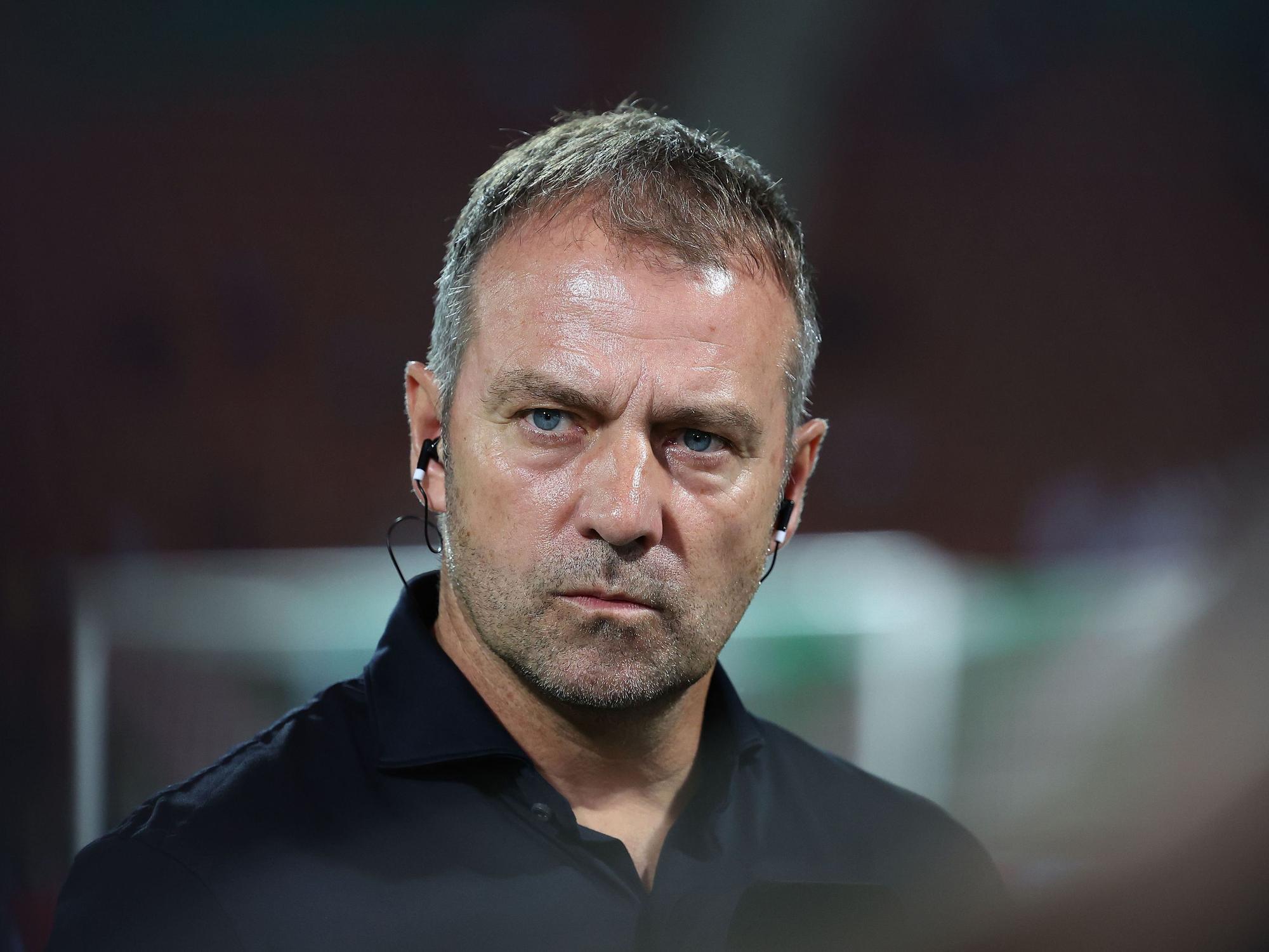 Hans-Dieter Flick gibt am Spielfeldrand ein Interview.