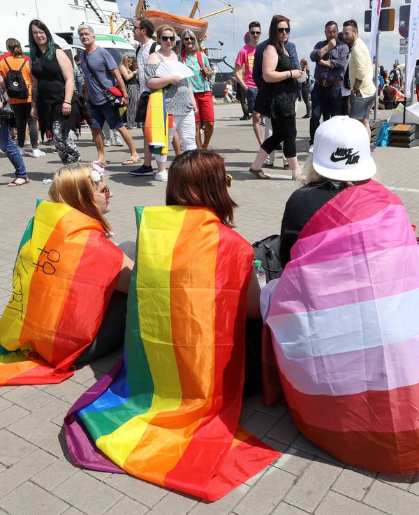 Teilnehmer haben sich mit verschiedenen Pride-Flags zur Kundgebung zum Christopher Street Day (CSD) 2020 in Rostock eingefunden. Darunter die Regenbogenfahne, die lesbische Pride Flag (Mitte) und die Trans Pride Flag (2.v.r.).