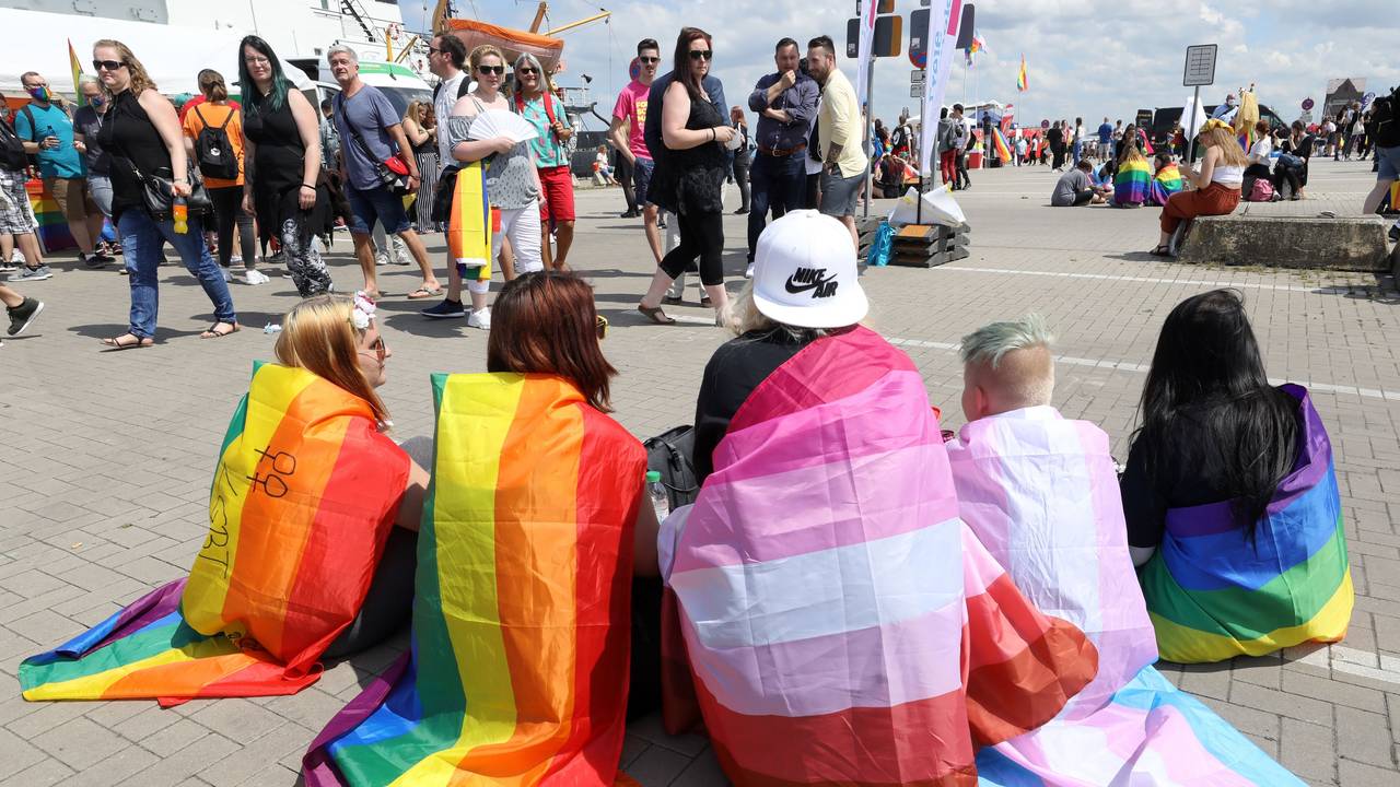 Teilnehmer haben sich mit verschiedenen Pride-Flags zur Kundgebung zum Christopher Street Day (CSD) 2020 in Rostock eingefunden. Darunter die Regenbogenfahne, die lesbische Pride Flag (Mitte) und die Trans Pride Flag (2.v.r.).