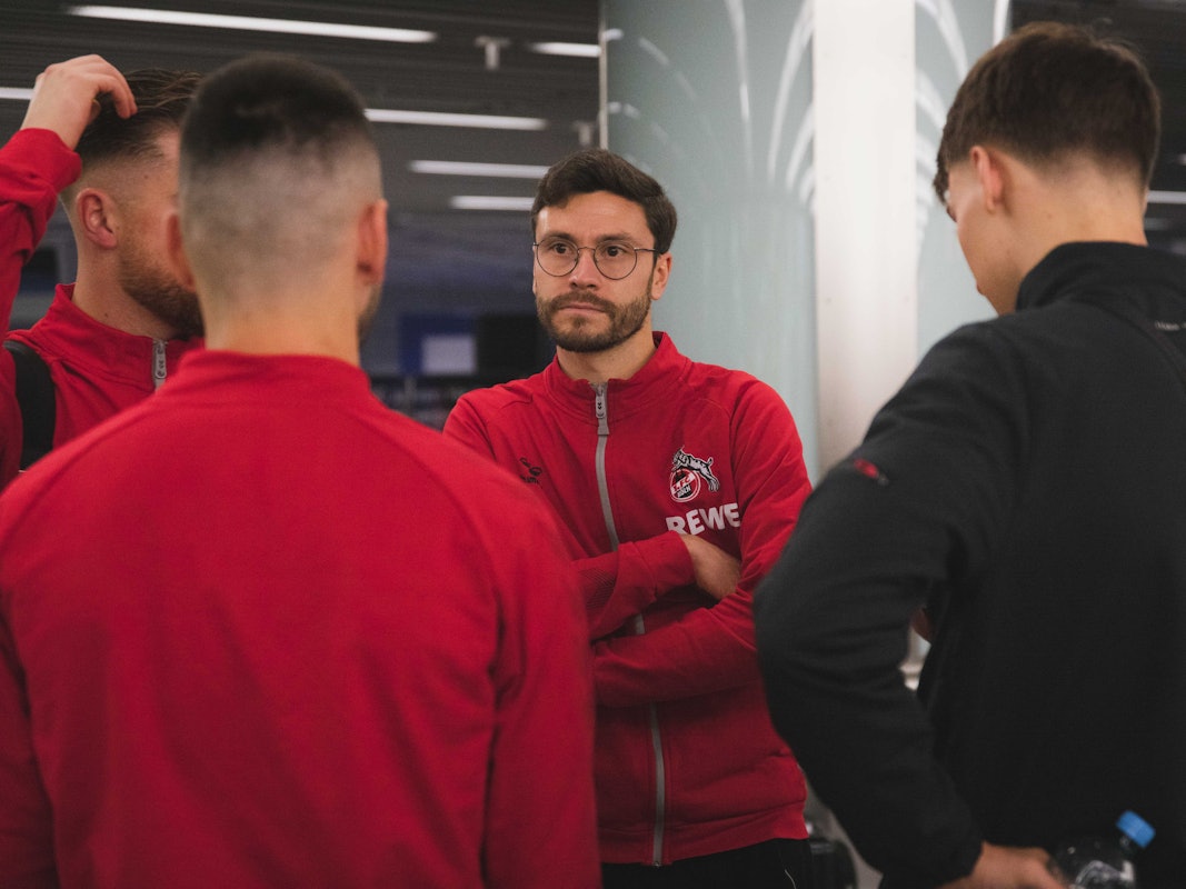 Jonas Hector steht am Mittwochmorgen am Frankfurter Flughafen.