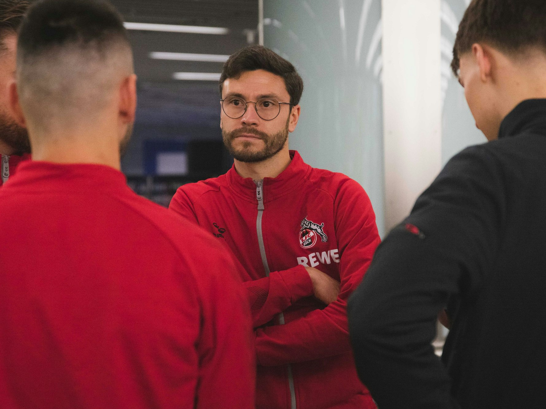 Jonas Hector steht am Mittwochmorgen am Frankfurter Flughafen.