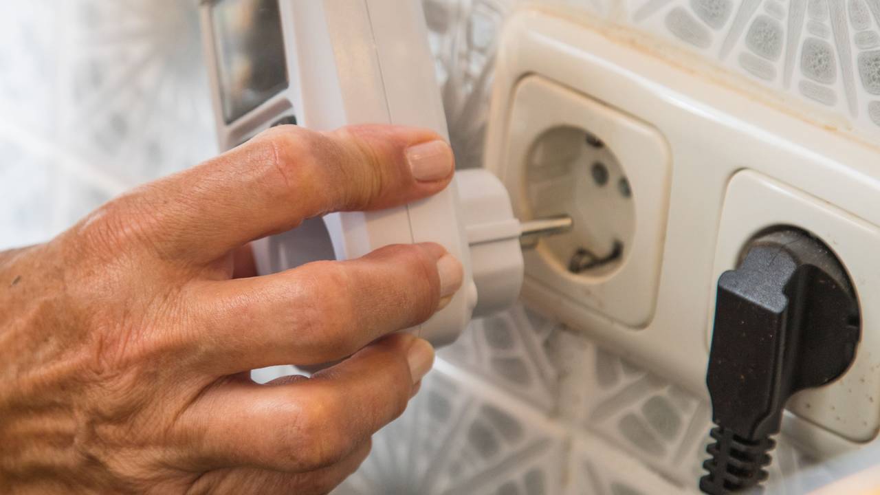 Zum Themendienst-Bericht vom 16. November 2022: Ein Strommessgerät wird direkt an die Steckdose gehängt - und darauf kommt das Elektrogerät.