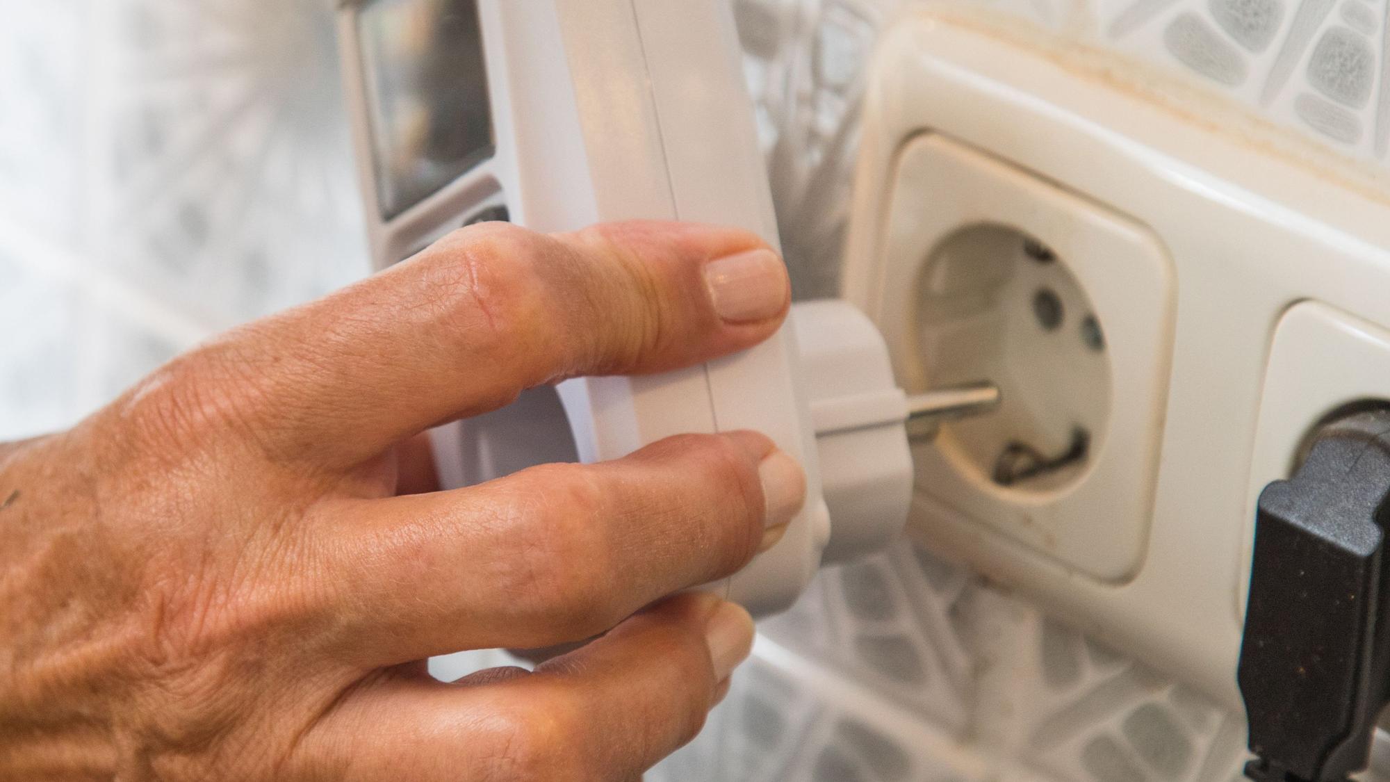 Zum Themendienst-Bericht vom 16. November 2022: Ein Strommessgerät wird direkt an die Steckdose gehängt - und darauf kommt das Elektrogerät.