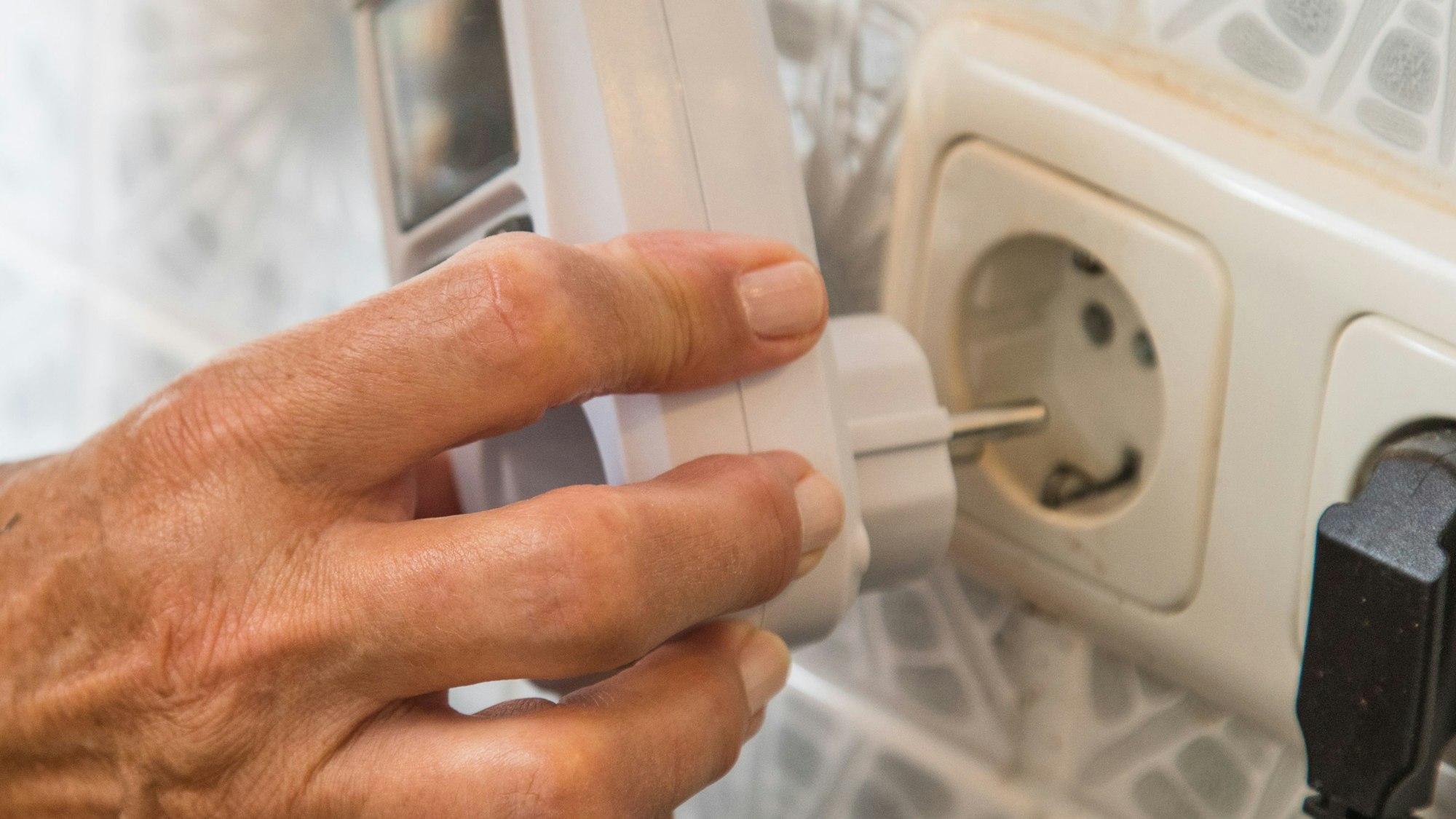 Zum Themendienst-Bericht vom 16. November 2022: Ein Strommessgerät wird direkt an die Steckdose gehängt - und darauf kommt das Elektrogerät.