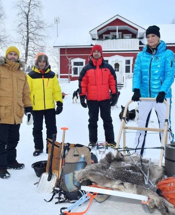 Maria Höfl-Riesch (r.), hier gemeinsam mit Florian Silbereisen, 2.v.r., Daniel Fritz (l.) und Tayfun Baydar (2.v.l.) posieren im Schnee für ein Foto.