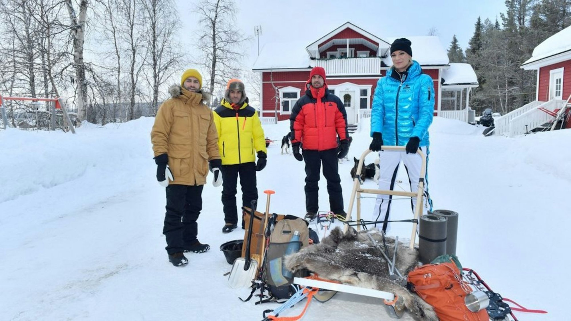 Maria Höfl-Riesch (r.), hier gemeinsam mit Florian Silbereisen, 2.v.r., Daniel Fritz (l.) und Tayfun Baydar (2.v.l.) posieren im Schnee für ein Foto.