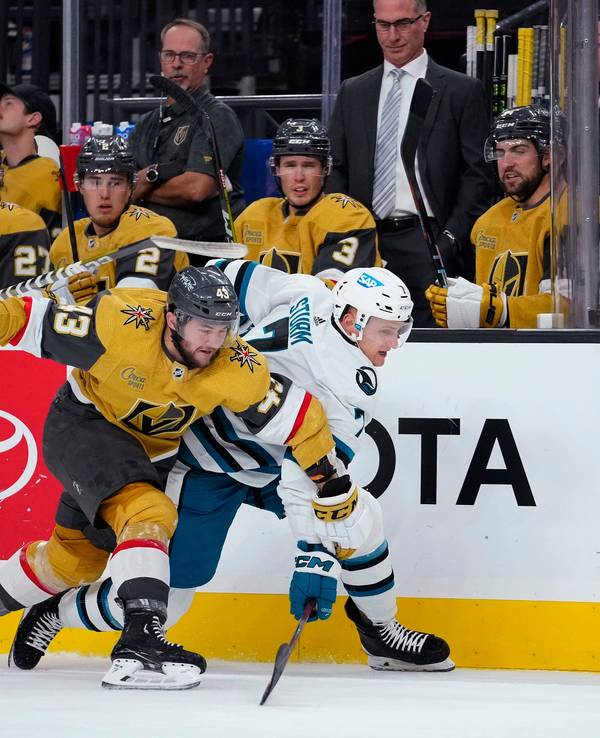 Nico Sturm (r.) im NHL-Spiel der San Jose Sharks gegen Paul Cotter von den Vegas Golden Knights.