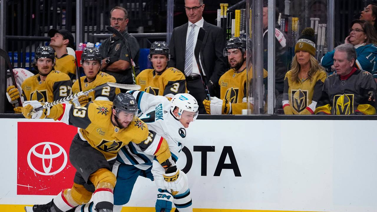 Nico Sturm (r.) im NHL-Spiel der San Jose Sharks gegen Paul Cotter von den Vegas Golden Knights.