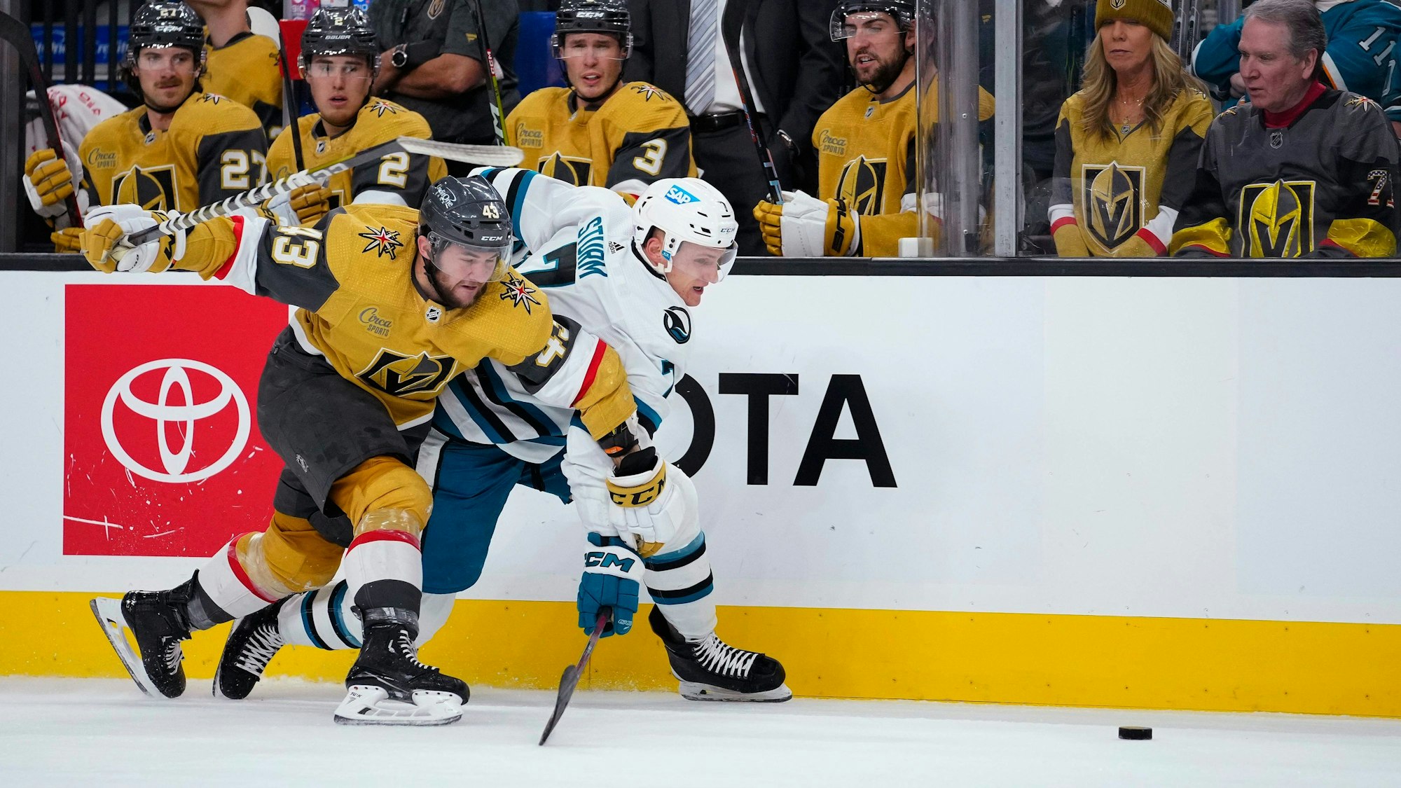 Nico Sturm (r.) im NHL-Spiel der San Jose Sharks gegen Paul Cotter von den Vegas Golden Knights.