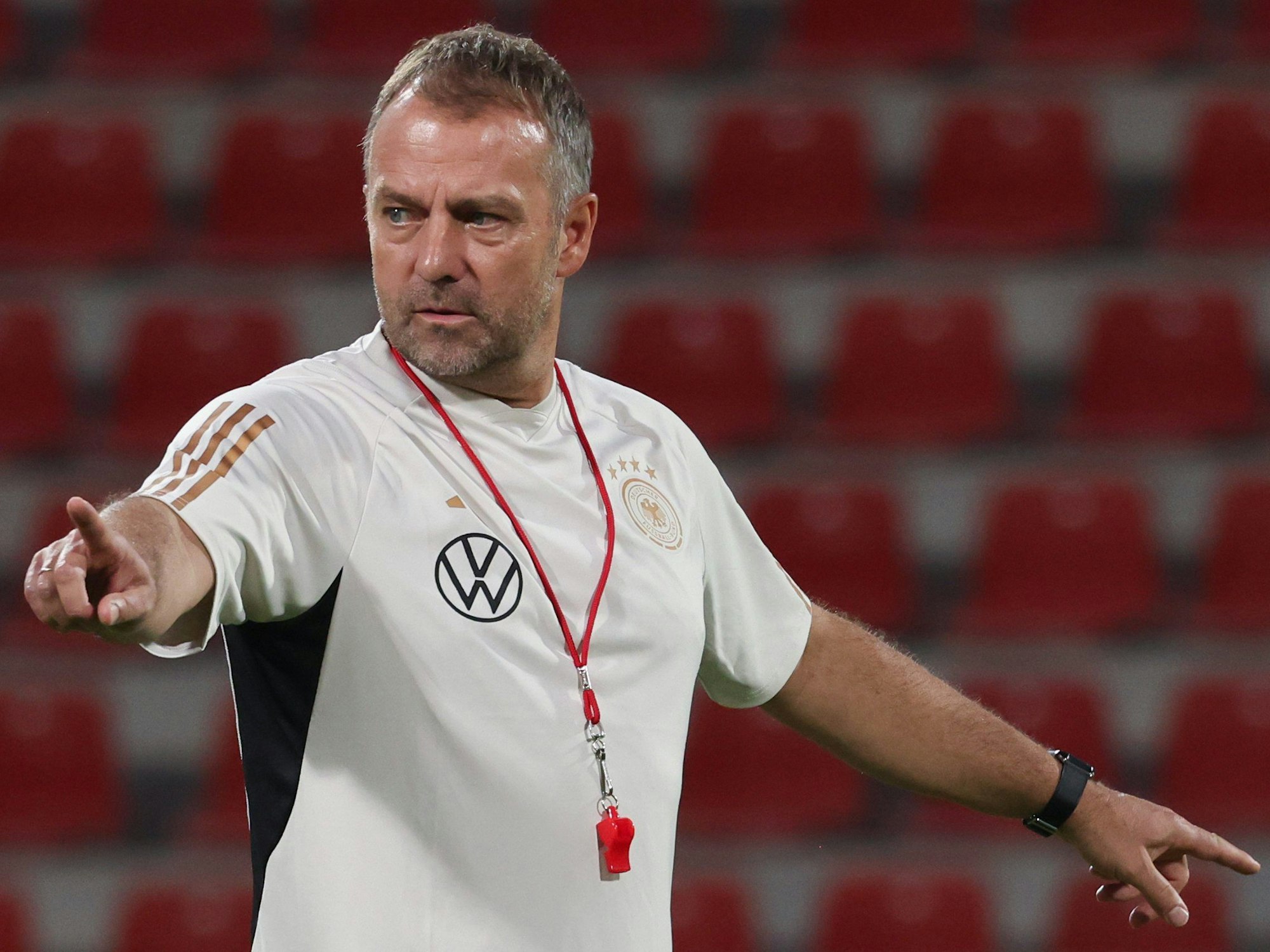 Abschlusstraining vor dem Testspiel gegen den Oman im Sultan-Kabus-Sportzentrum: Bundestrainer Hansi Flick leitet das Training.