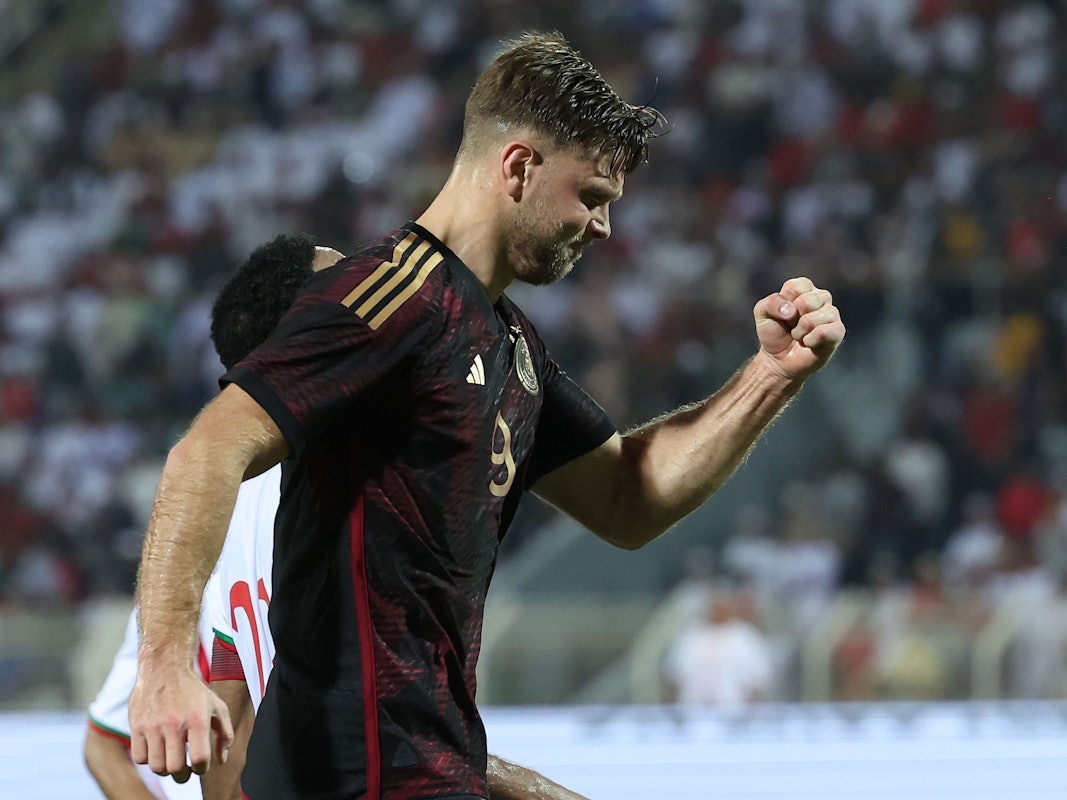 Deutschlands Niclas Füllkrug feiert sein Tor gegen den Oman.
