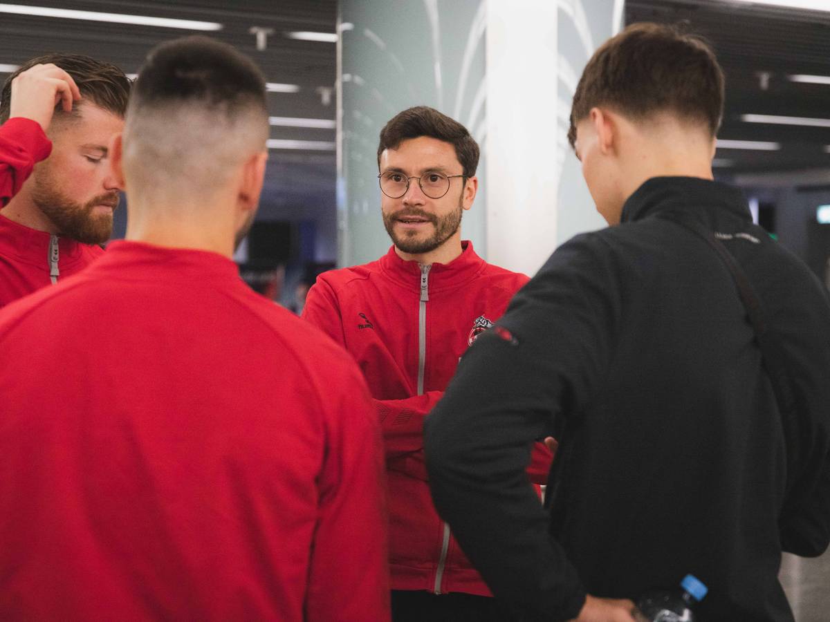 Jonas Hector (M.) und Timo Horn (l.) unterhalten sich am Mittwochmorgen am Frankfurter Flughafen