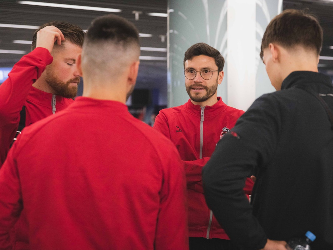 Jonas Hector (M.) und Timo Horn (l.) unterhalten sich am Mittwochmorgen am Frankfurter Flughafen