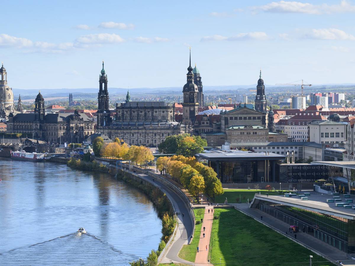 Blick auf die Altstadt von Dresden an der Elbe im Oktober 2022. Die sächsische Landeshauptstadt Dresden gehört für den Reiseführer „Lonely Planet“ zu den Top-Zielen 2023.