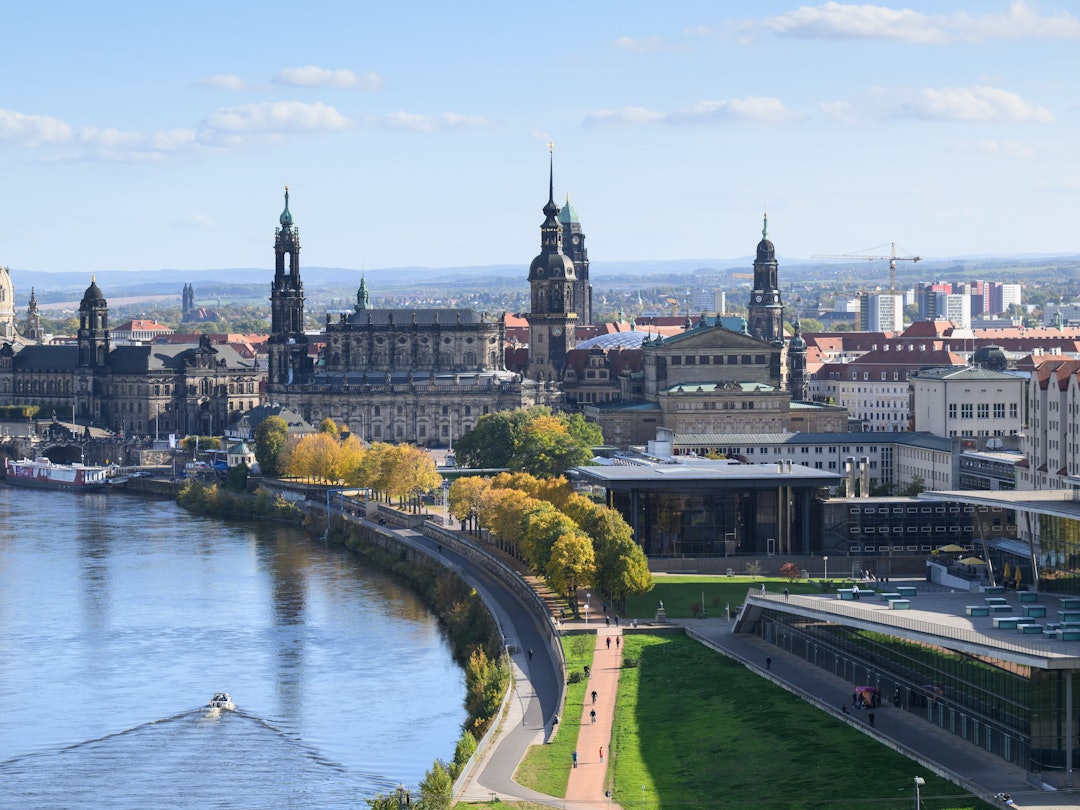 Blick auf die Altstadt von Dresden an der Elbe im Oktober 2022. Die sächsische Landeshauptstadt Dresden gehört für den Reiseführer „Lonely Planet“ zu den Top-Zielen 2023.