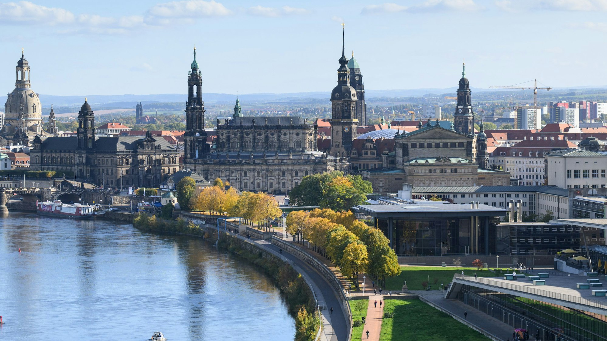 Blick auf die Altstadt von Dresden an der Elbe im Oktober 2022. Die sächsische Landeshauptstadt Dresden gehört für den Reiseführer „Lonely Planet“ zu den Top-Zielen 2023.