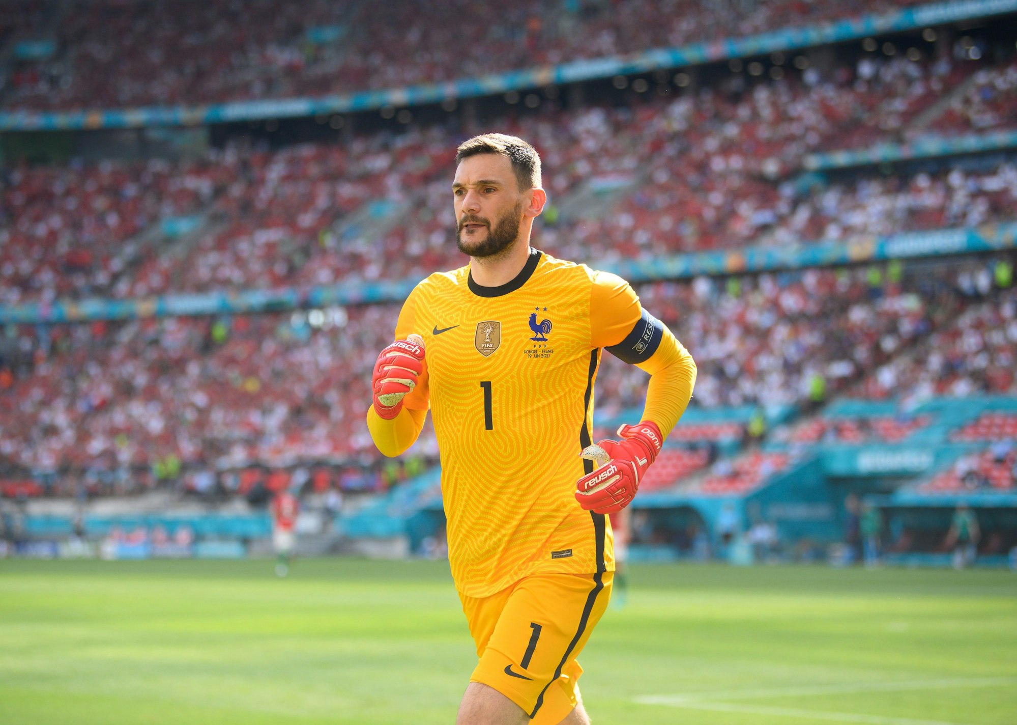 Frankreichs Torwart Hugo Lloris rennt über das Feld.